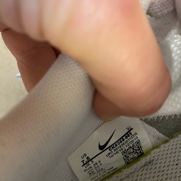 Nike Renew Running Shoes - Picture 7 of 8